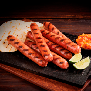 Chorizos santarrosanos a la parrilla con arepa asada, hogao y gajos de limón.