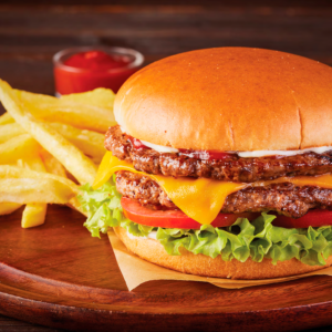 Hamburguesa doble a la parrilla con queso cheddar, tomate, lechuga y papas fritas.
