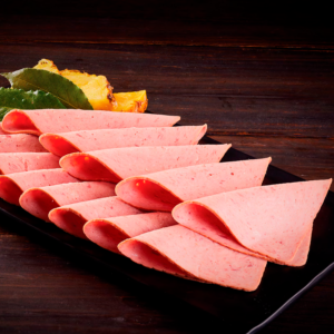 tajadas de jamon ahumado sobre un plato negro