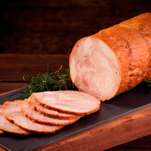 Pernil de cerdo horneado en rebanadas con corteza dorada, sobre tabla de pizarra con romero fresco.