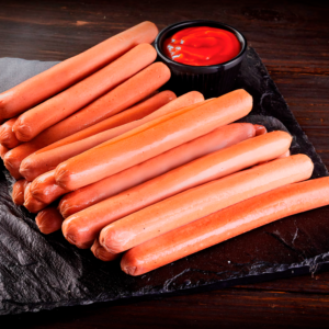 Salchichas frescas sobre tabla de pizarra con salsa de tomate.